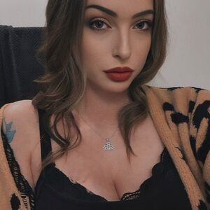 Meet your Posher, Adrianne